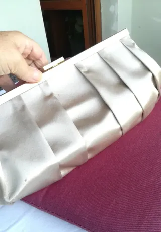 Bolso de fiesta beige con cadena dorada