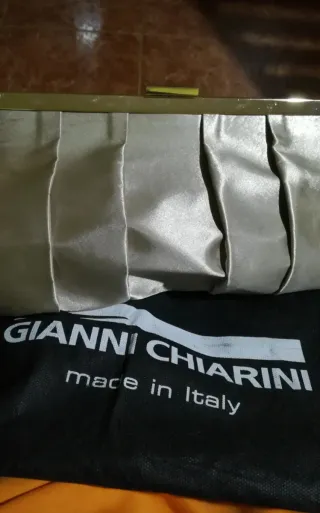 Bolso de fiesta beige con cadena dorada