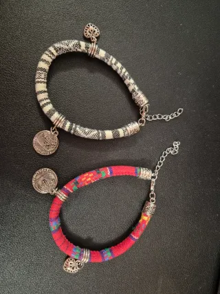 Dos pulseras étnicas tela multicolor con colgantes