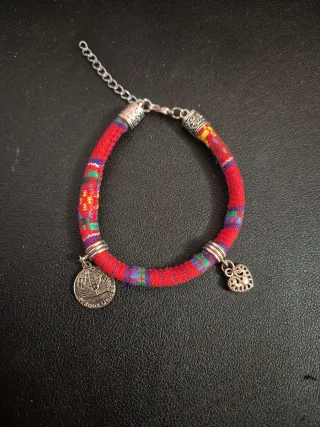 Dos pulseras étnicas tela multicolor con colgantes