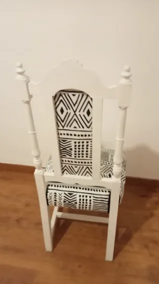 Silla vintage con estampado tribal