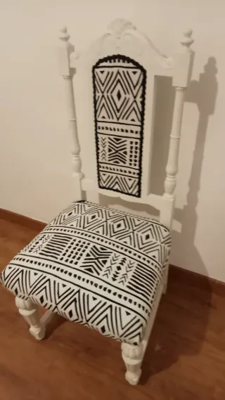 Silla vintage con estampado tribal