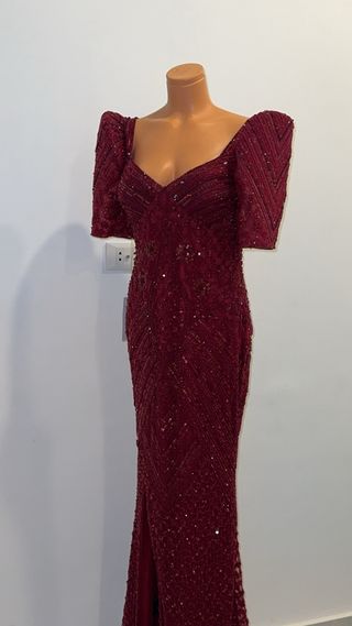 Vestido de fiesta rojo con pedrería