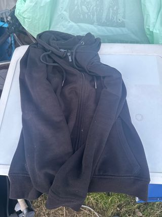 Chaqueta con cremallera negra para niño