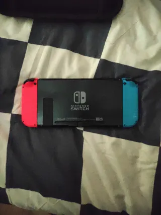 Nintendo Switch con soporte y cargador