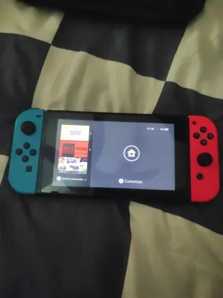 Nintendo Switch con soporte y cargador