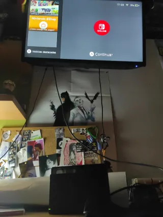 Nintendo Switch con soporte y cargador