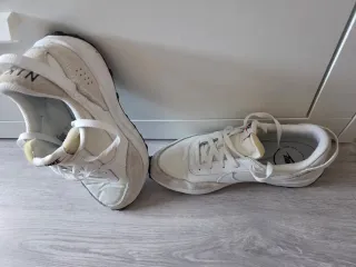 Zapatillas Nike Beige y Blancas