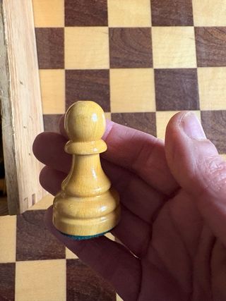 Tablero de ajedrez y damas de madera