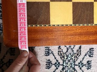 Tablero de ajedrez y damas de madera