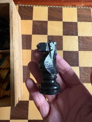 Tablero de ajedrez y damas de madera