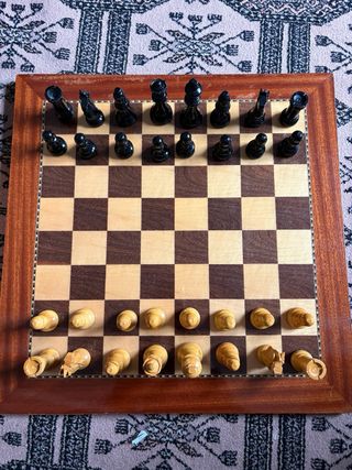 Tablero de ajedrez y damas de madera