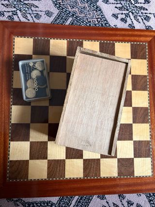 Tablero de ajedrez y damas de madera