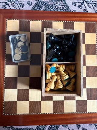 Tablero de ajedrez y damas de madera