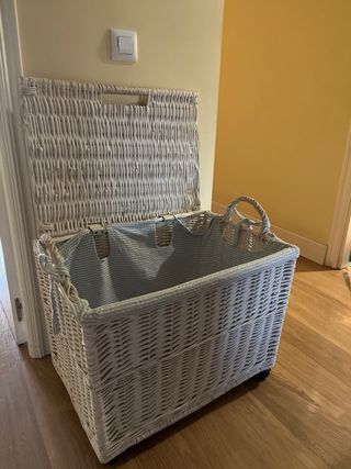 Baúl mimbre blanco, con ruedas y con funda azul