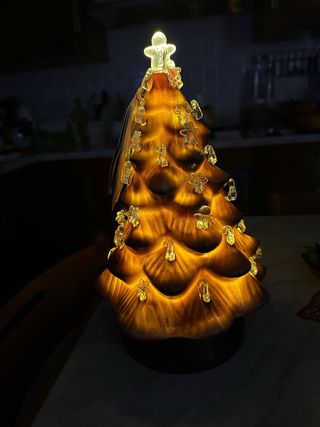 Albero marrone con luci decorative