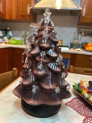 Albero marrone con luci decorative