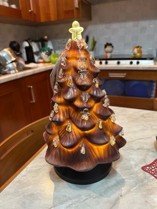 Albero marrone con luci decorative