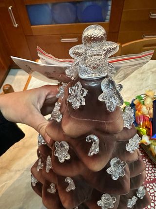 Albero marrone con luci decorative