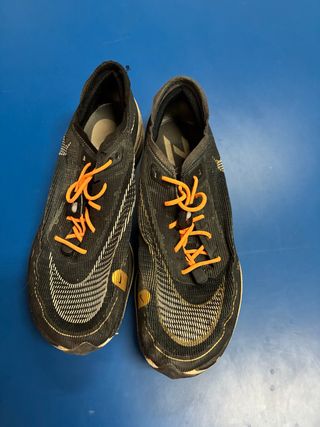 Nike VaporFly 44.5 Negro/Dorado