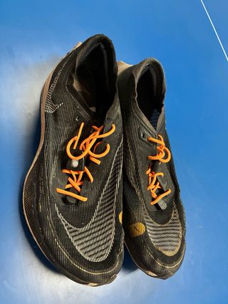Nike VaporFly 44.5 Negro/Dorado