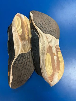 Nike VaporFly 44.5 Negro/Dorado