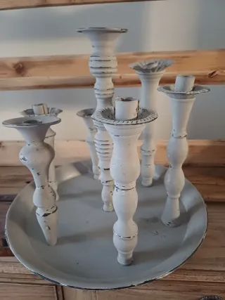 Candelabro vintage con candele rosse e verdi