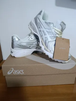 Zapatillas Asics plateadas y blancas