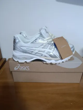 Zapatillas Asics plateadas y blancas