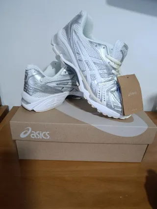 Zapatillas Asics plateadas y blancas