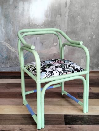 Silla y mesa auxiliar decoradas