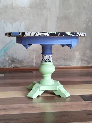 Silla y mesa auxiliar decoradas