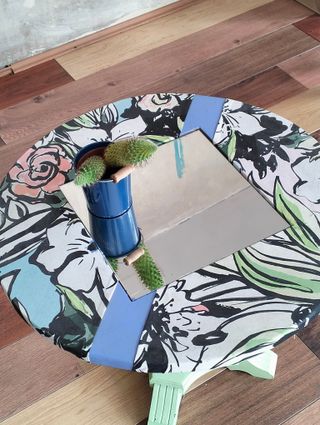 Silla y mesa auxiliar decoradas