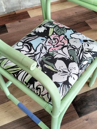 Silla y mesa auxiliar decoradas