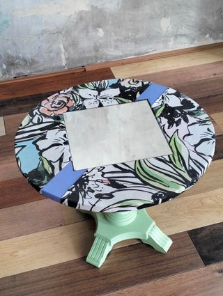 Silla y mesa auxiliar decoradas