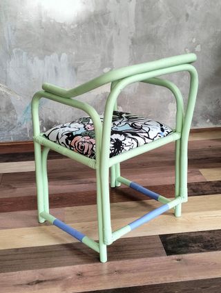 Silla y mesa auxiliar decoradas