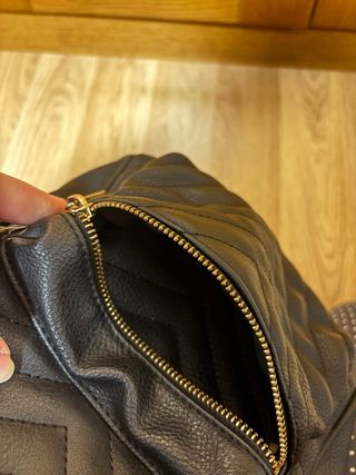 Mochila negra pequeña acolchada