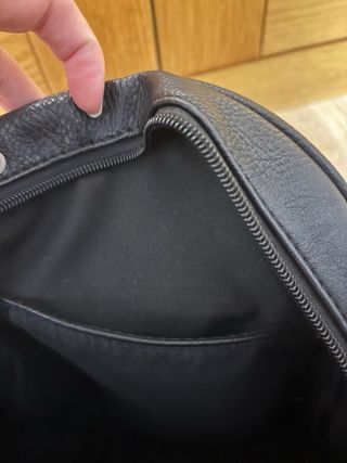 Mochila negra pequeña acolchada