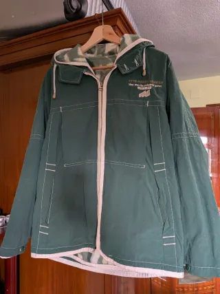Chaqueta verde con capucha