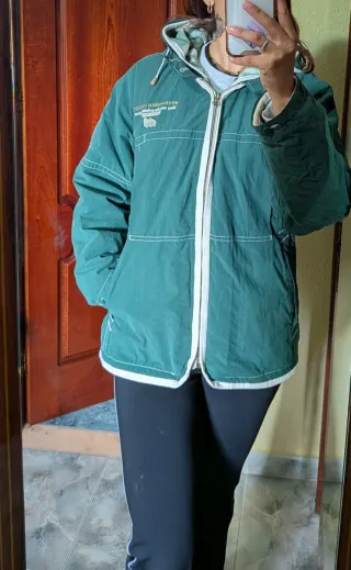 Chaqueta verde con capucha