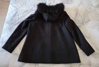 Abrigo negro con capucha y pelo