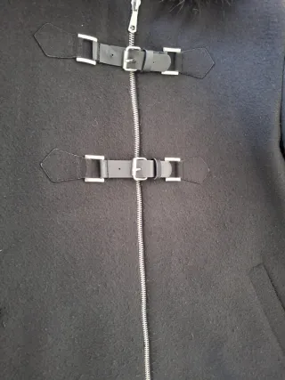 Abrigo negro con capucha y pelo