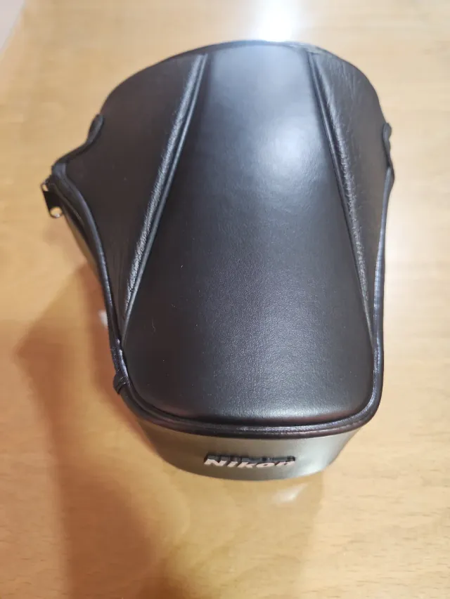 Funda Nikon F-601 con objetivo, hasta el 35-135