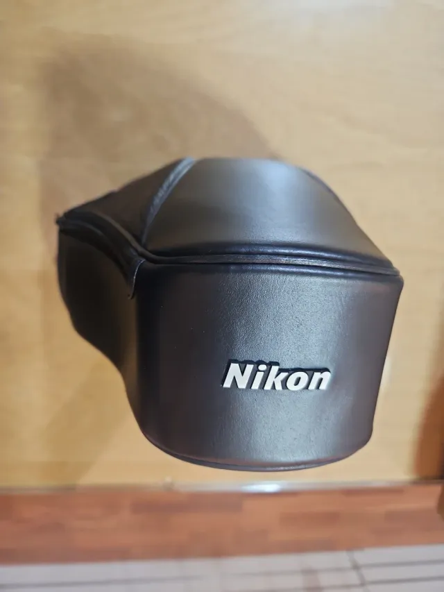 Funda Nikon F-601 con objetivo, hasta el 35-135