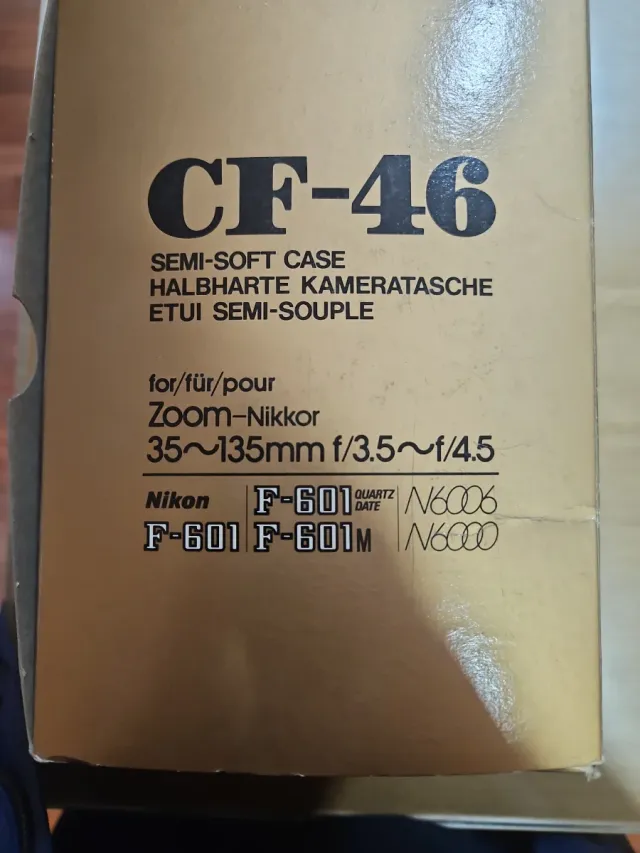 Funda Nikon F-601 con objetivo, hasta el 35-135