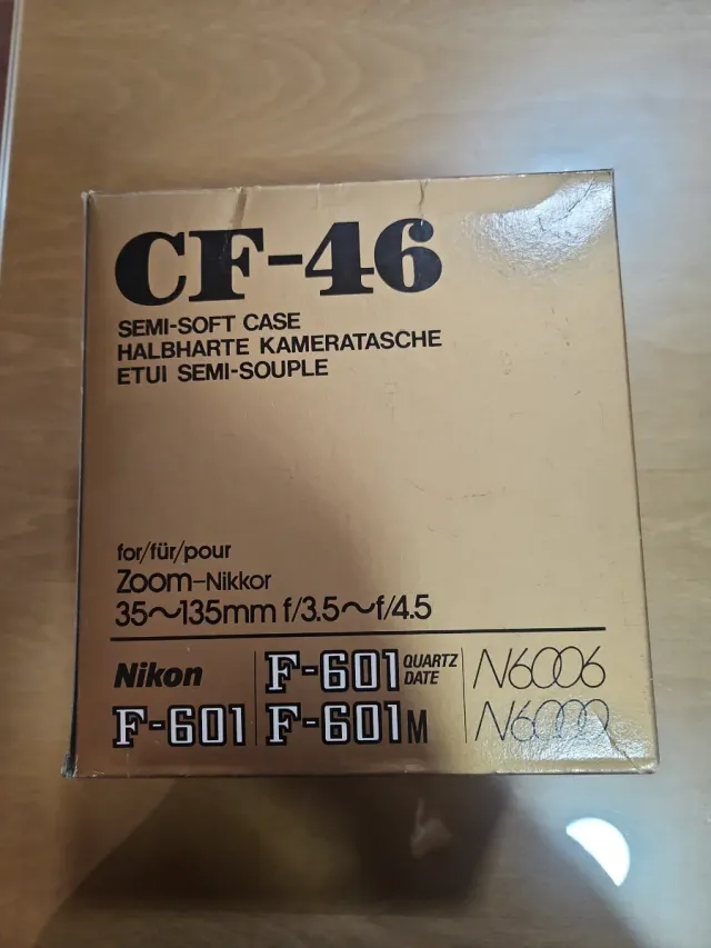 Funda Nikon F-601 con objetivo, hasta el 35-135