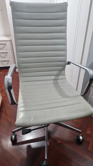 Silla de oficina gris con base cromada
