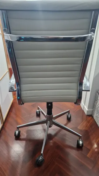 Silla de oficina gris con base cromada