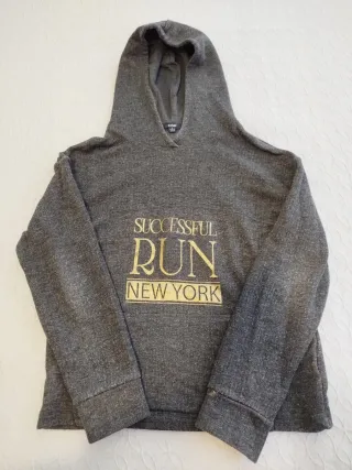 Sudadera gris Kiabi con estampado