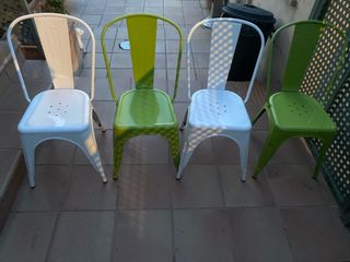 Due sedie bianche e due verdi